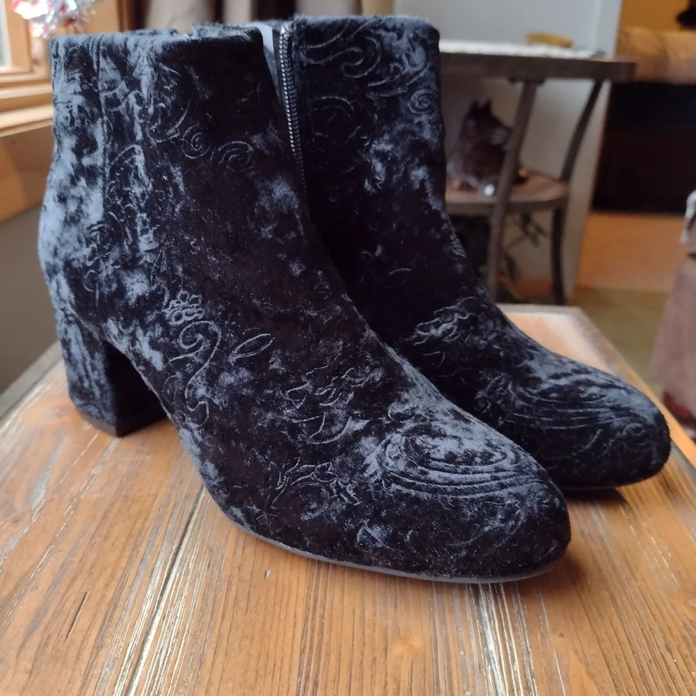 Beautiful! Velvet w/Embroidered Paisley Pattern Ankle Boot Size 8 Med NWOT - Picture 4 of 14